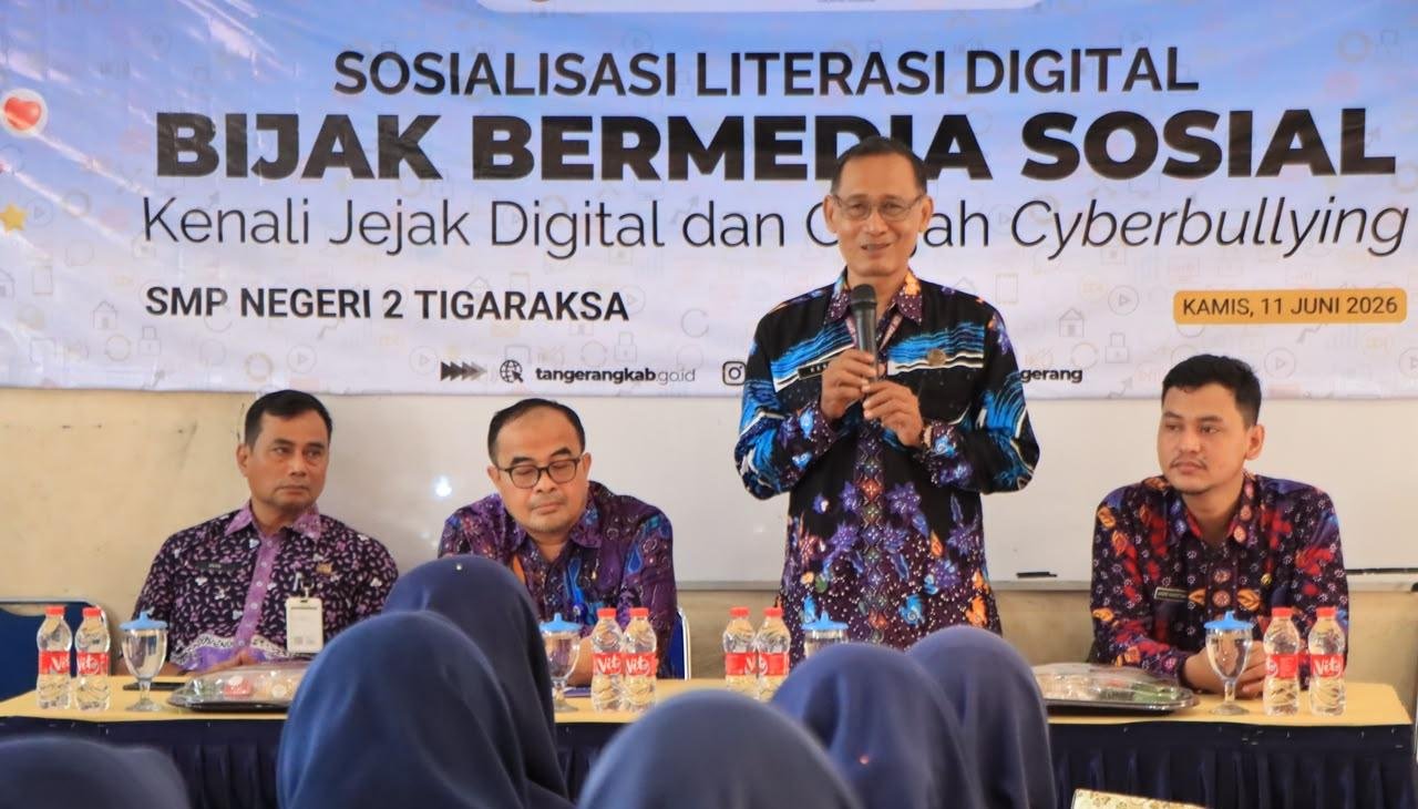 Diskominfo Kabupaten Tangerang mengedukasi siswa SMPN 2 Tigaraksa tentang literasi digital guna mencegah dampak negatif internet.