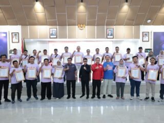 Bupati Tangerang memberikan penghargaan kepada 54 pendonor darah sukarela pada peringatan Hari Donor Darah Sedunia 2026.