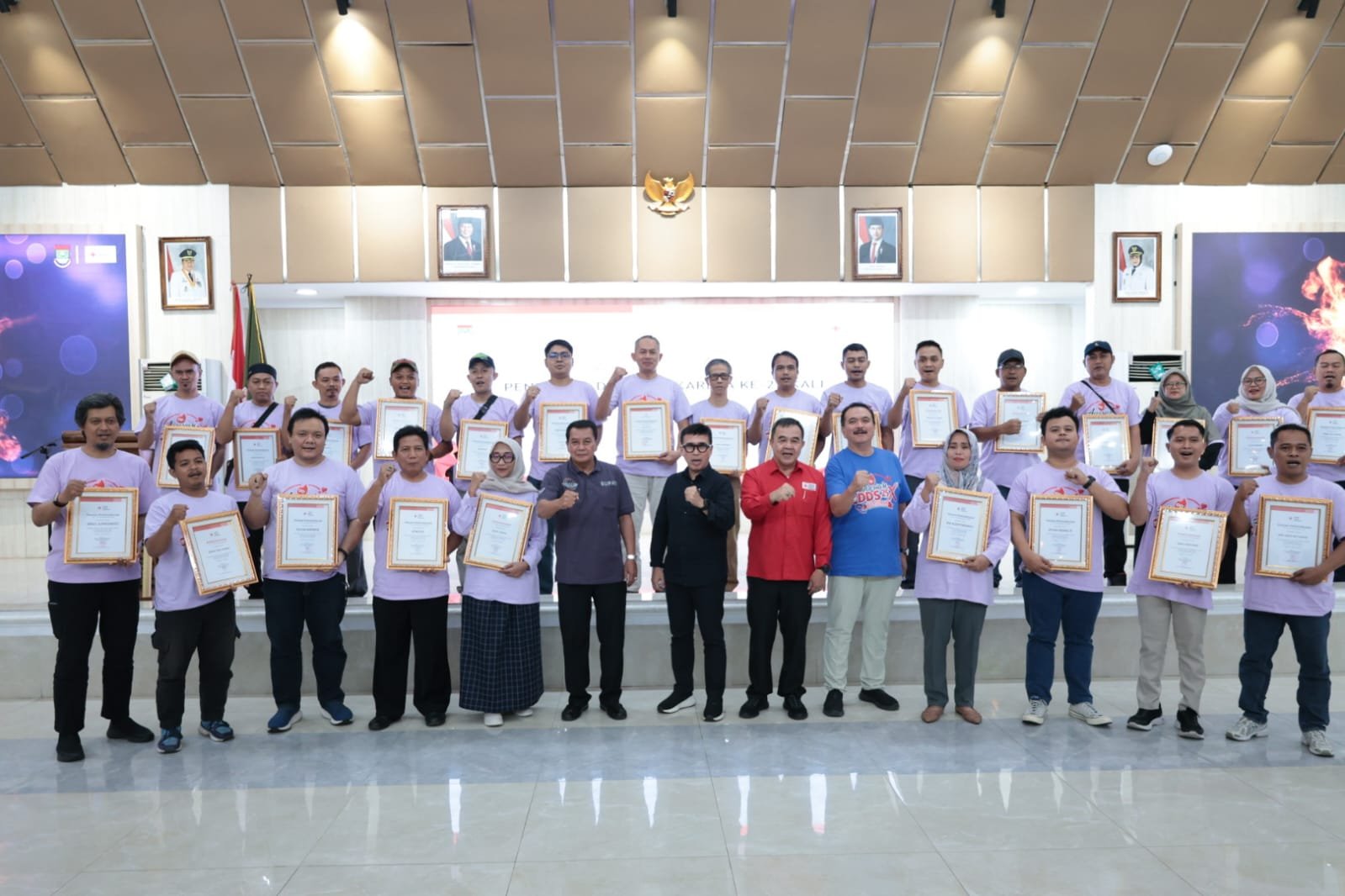 Bupati Tangerang memberikan penghargaan kepada 54 pendonor darah sukarela pada peringatan Hari Donor Darah Sedunia 2026.