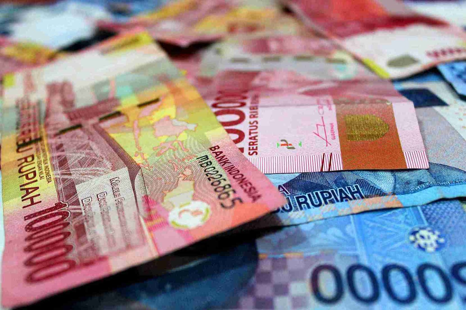Rupiah terus melemah di tengah tekanan global. Simak 7 tantangan besar yang berpotensi dihadapi Indonesia dan masyarakat.