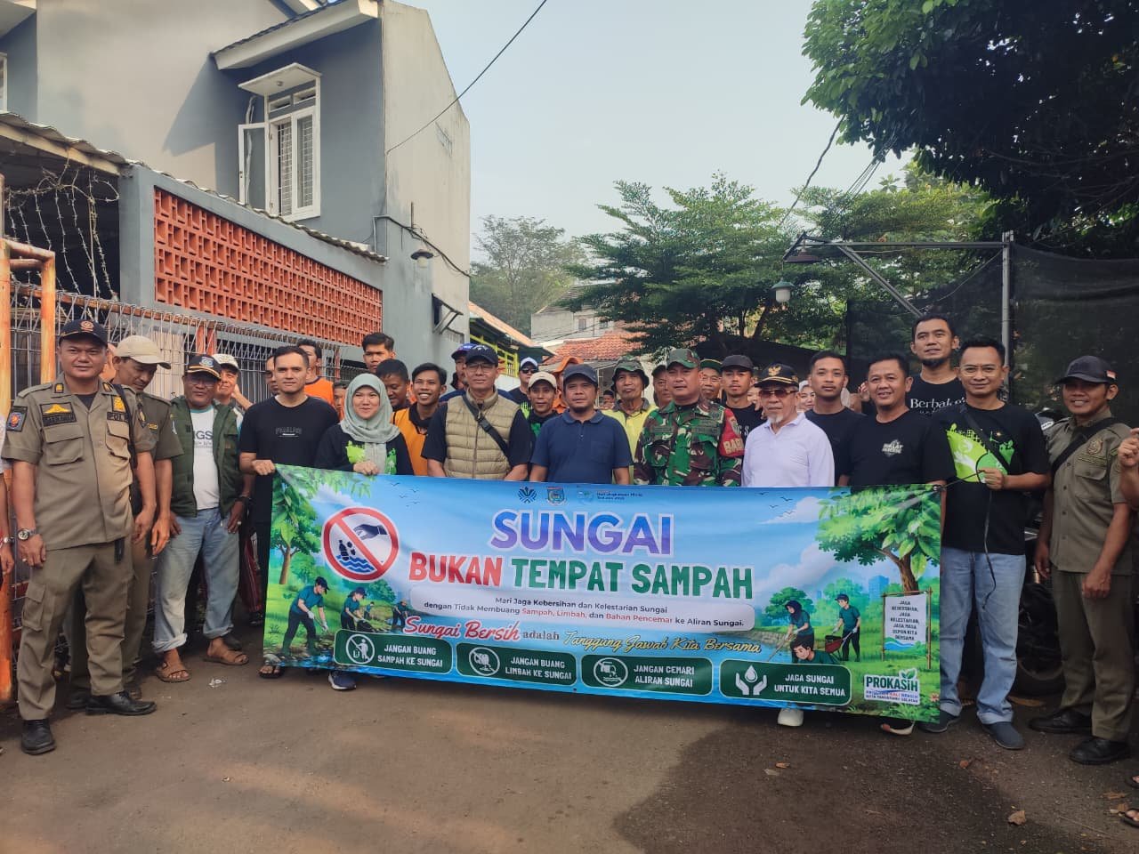 Warga Villa Tekno bersama DLH Tangsel bergotong royong membersihkan Kali Cirompang untuk mencegah pencemaran dan menjaga lingkungan.