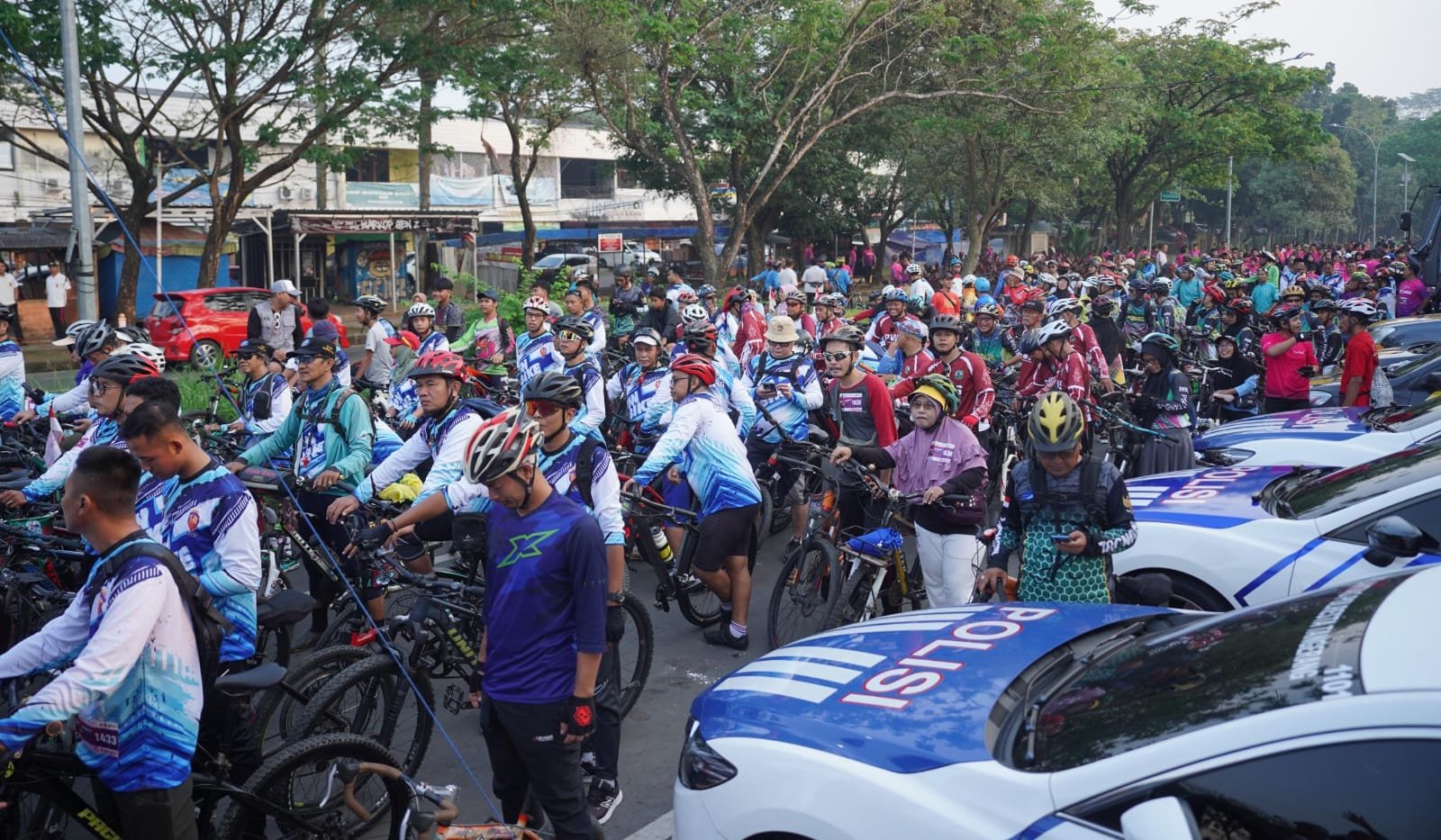 Ribuan warga meramaikan Hari Bhayangkara ke-80 Polresta Tangerang dengan pesta rakyat, layanan kesehatan gratis, bazar UMKM, dan hiburan.