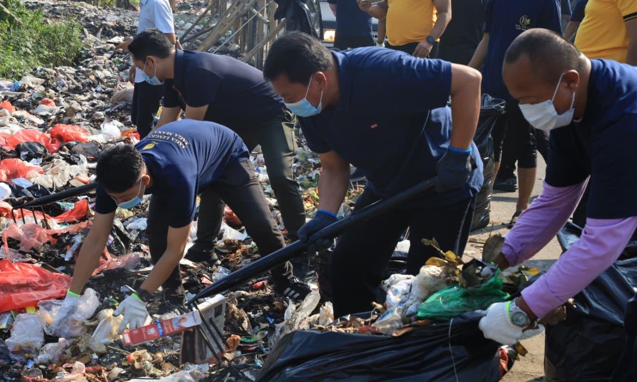 Bupati Tangerang Maesyal Rasyid memimpin aksi Jumat Bersih di Balaraja bersama mahasiswa, relawan, TNI-Polri, dan masyarakat.