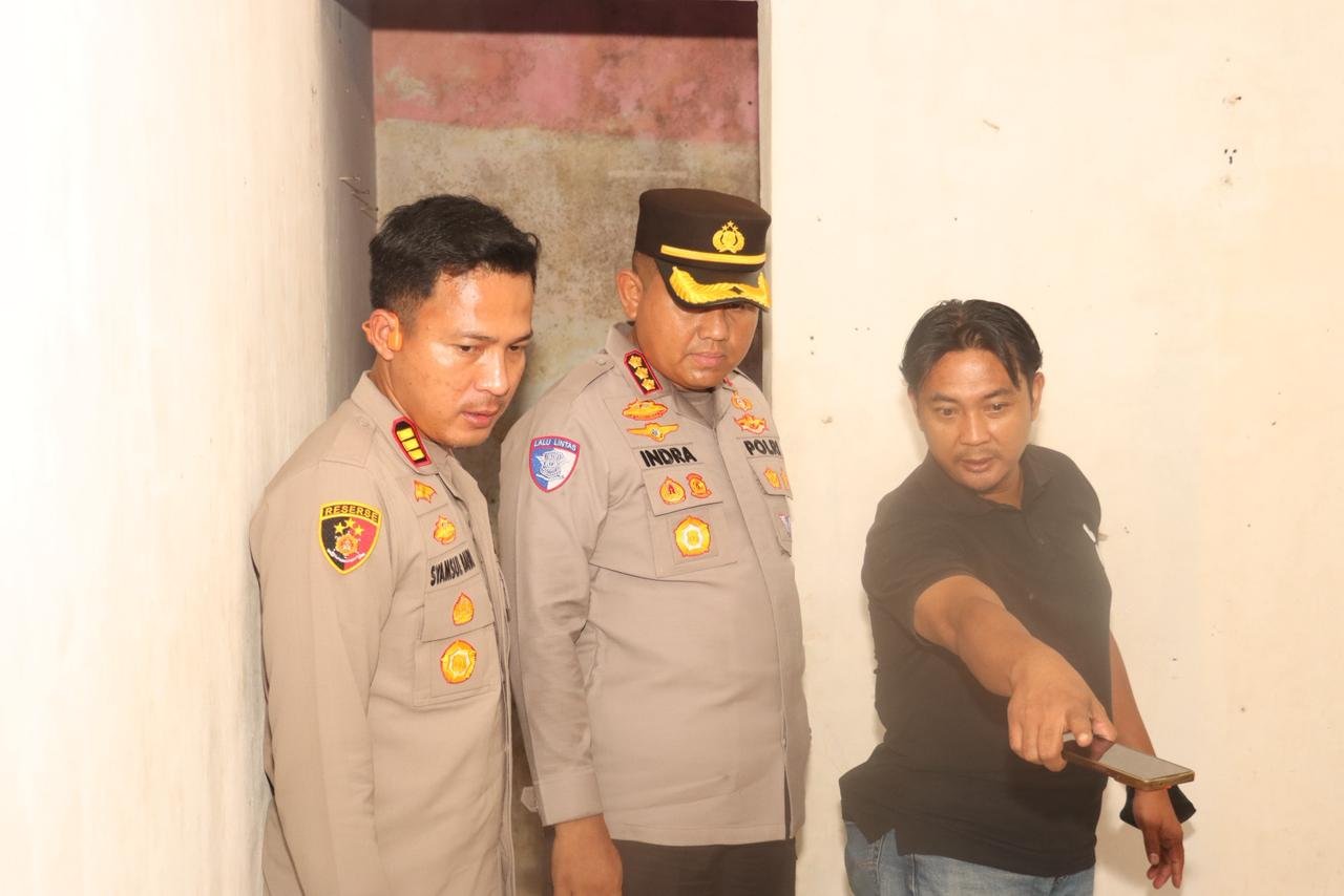 Bercak darah ditemukan di lokasi penemuan jasad pria di kontrakan Pasir Gadung, Cikupa. Polisi menduga korban meninggal tidak wajar.