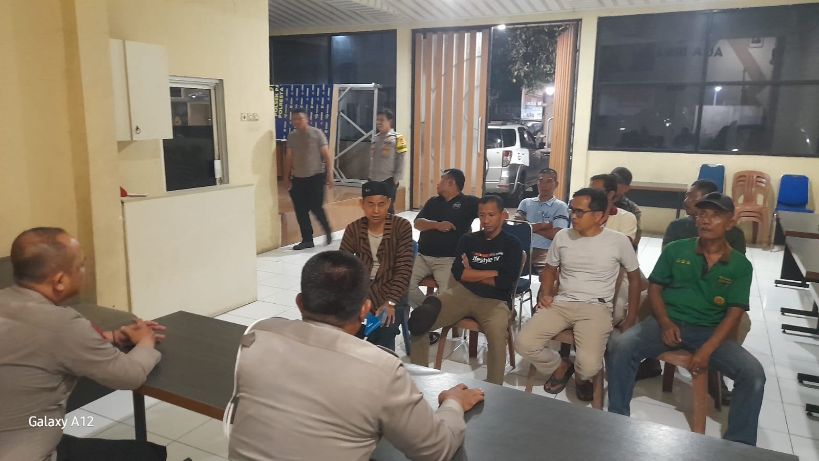 Cekcok antara warga dan pria penyiram jalan di Pasar Kemis berujung kontak fisik. Polisi kini menyelidiki seluruh rangkaian peristiwa.