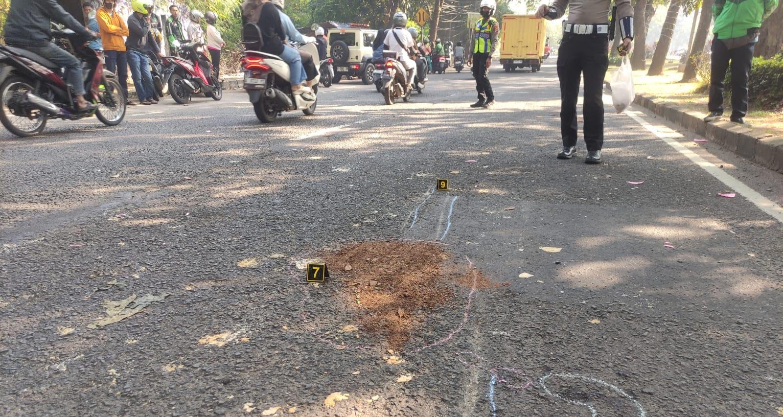Seorang pengendara motor perempuan tewas setelah terlibat kecelakaan dengan Toyota Innova di Jalan Syekh Nawawi, Tigaraksa, Jumat pagi.