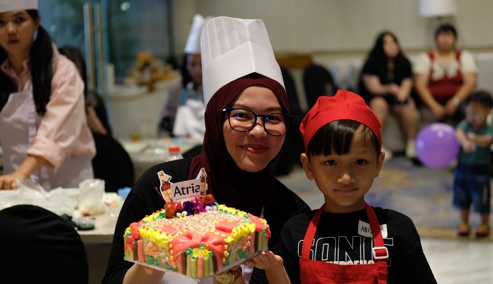 Atria Hotel Gading Serpong menggelar Mom & Kids Cake Decoration Challenge bertema "Colorful & Cheerful" untuk ibu dan anak.