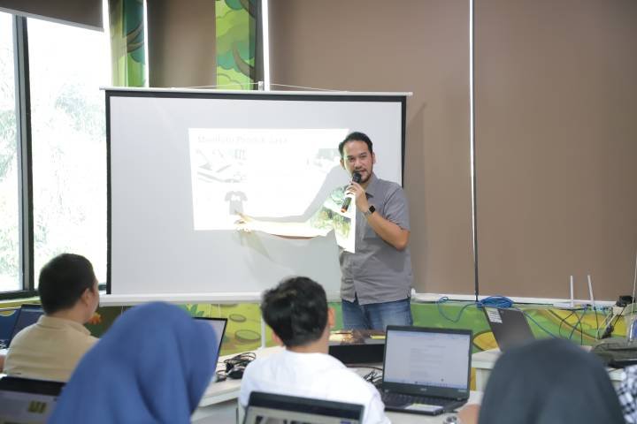 Puluhan anak muda mengikuti pelatihan chatbot berbasis AI di BLK Kota Tangerang untuk meningkatkan keterampilan dan daya saing kerja.