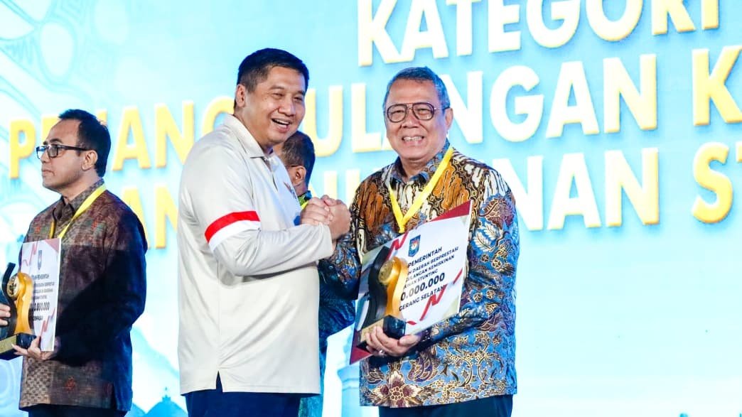 Benyamin Davnie membawa Tangsel meraih penghargaan Terbaik III Regional Jawa-Bali dari Kemendagri atas keberhasilan menekan kemiskinan.