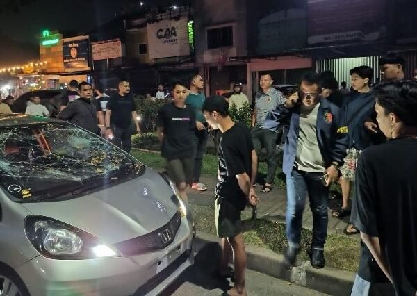 Mobil Honda Jazz Diduga Dirusak Sekelompok Orang di Citra Raya Tangerang, Polisi Cek CCTV