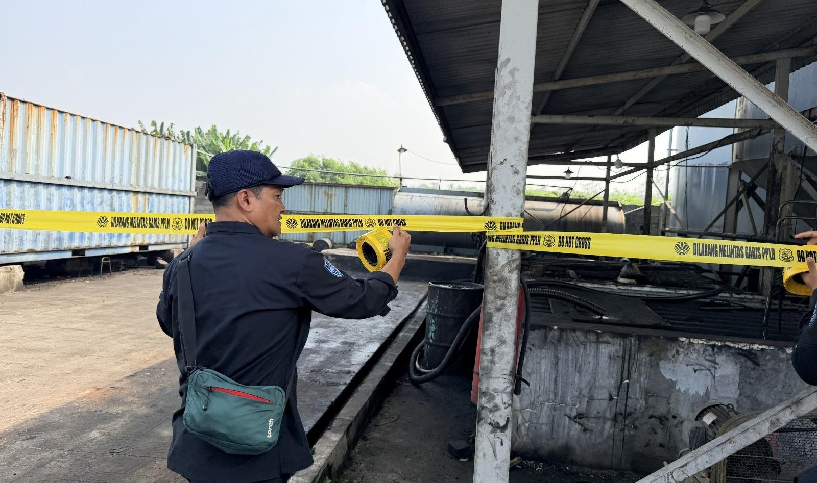 KLH menyegel pabrik oli bekas di Panongan usai dugaan pencemaran udara, limbah B3 ilegal, dan pelanggaran izin lingkungan.