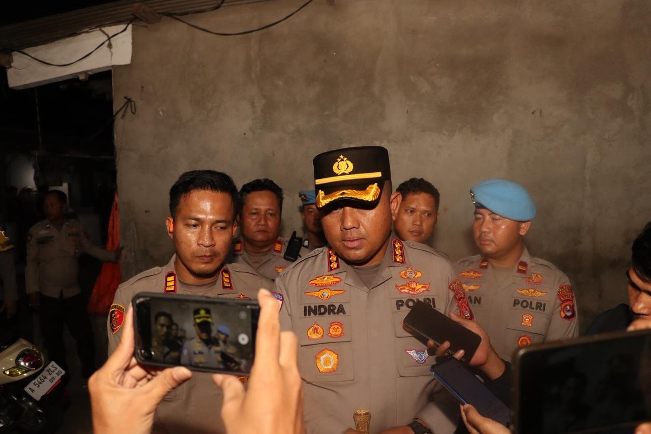 Polresta Tangerang tangkap dua terduga pelaku pembunuhan pedagang cilok di Cikupa. Polisi masih dalami motif dan peran masing-masing pelaku.