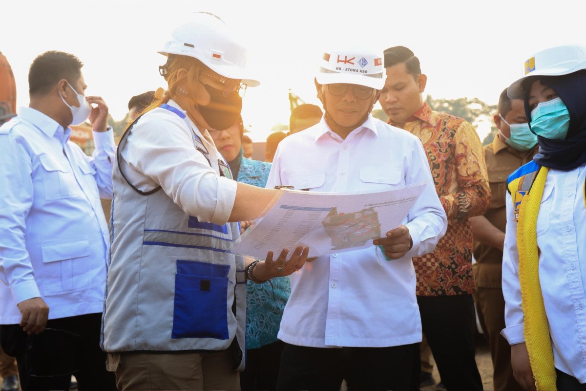 Gubernur Andra Soni memastikan Sekolah Rakyat Pandeglang beroperasi Juli 2026. Progres pembangunan kini telah mencapai 67,71 persen.