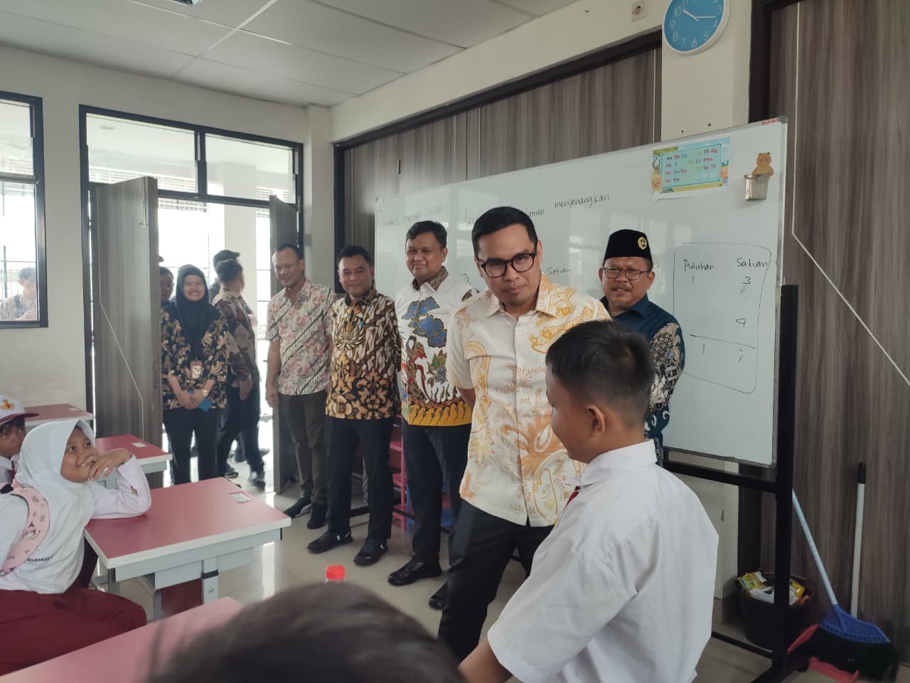 Pemkot Tangsel menggratiskan seragam batik dan olahraga bagi siswa SD-SMP negeri pada tahun ajaran 2026/2027 melalui program Bosda.