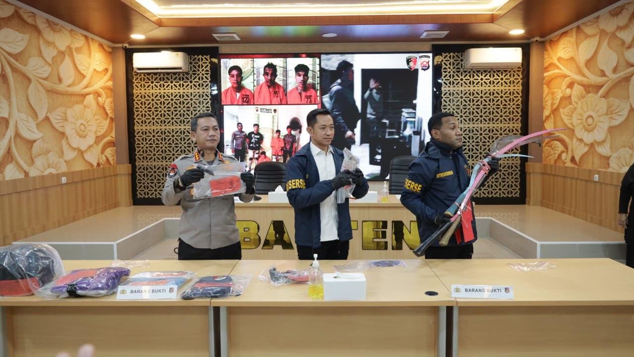Polda Banten membongkar sindikat curanmor, menangkap enam tersangka, menyita 13 motor curian serta senpi rakitan dan amunisi.