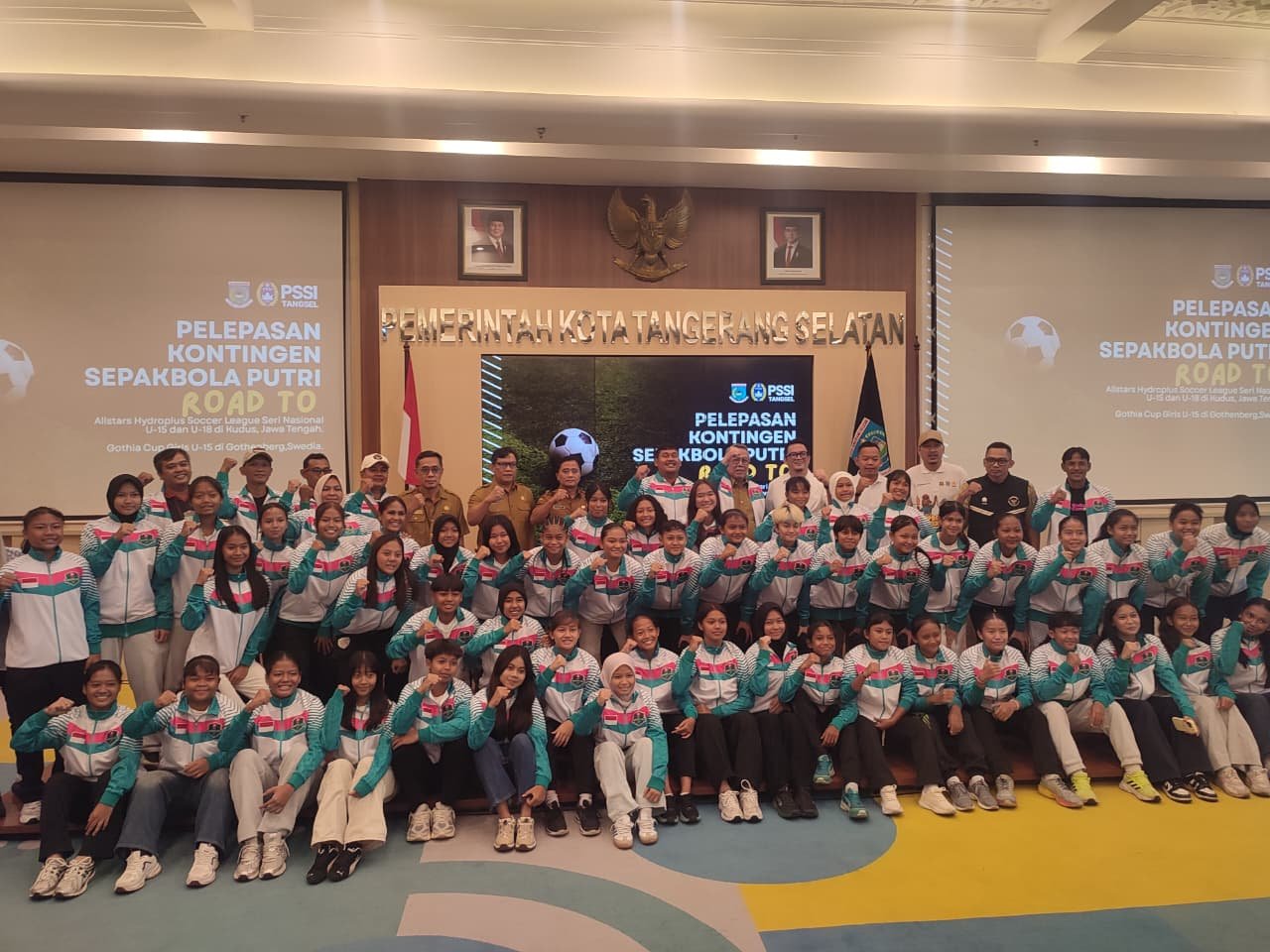 Benyamin Davnie melepas kontingen sepak bola putri Tangsel City yang akan berlaga di Kudus dan mewakili Indonesia pada Gothia Cup Swedia.