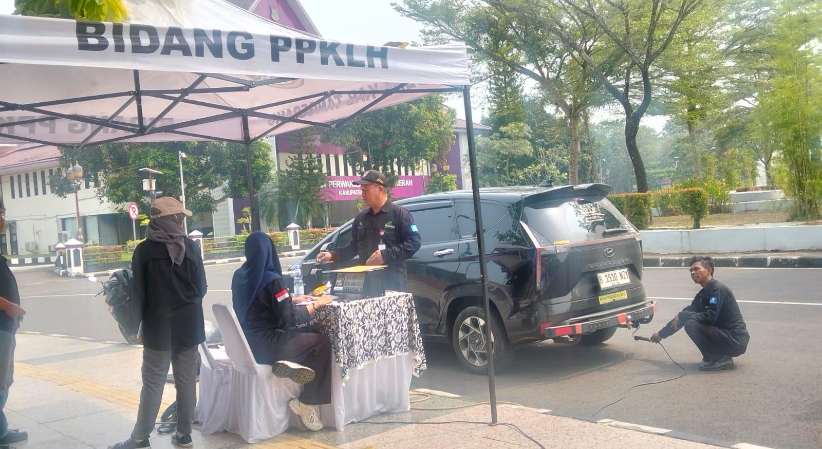 Sebanyak 111 kendaraan mengikuti uji emisi di Kabupaten Tangerang. Sebanyak 27 kendaraan solar tidak lulus karena melebihi baku mutu.