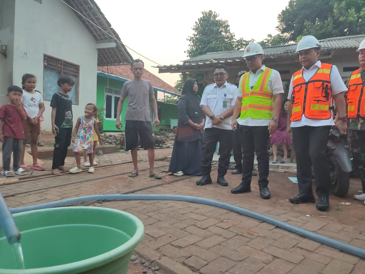 Sebanyak 22 KK di Keranggan, Tangsel, mengalami kesulitan air bersih akibat kemarau. BPBD menyalurkan 4.000 liter air untuk warga.