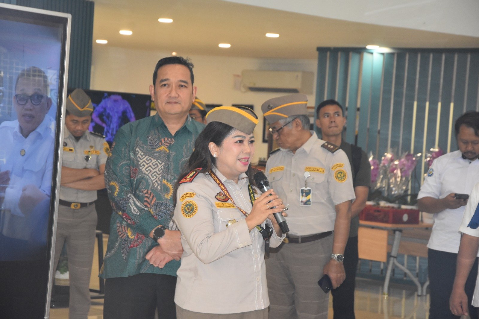 Komisi IV DPR RI meninjau kesiapan layanan Badan Karantina Indonesia di Bandara Soekarno-Hatta untuk penguatan biosekuriti.
