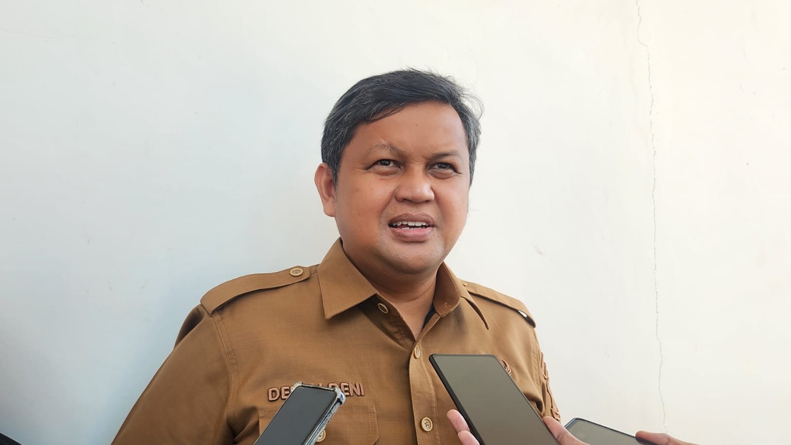 Dindikbud Tangsel menyebut SPMB 2026/2027 berjalan transparan. Pendaftar SMP negeri mencapai 17 ribu siswa tahun ini.