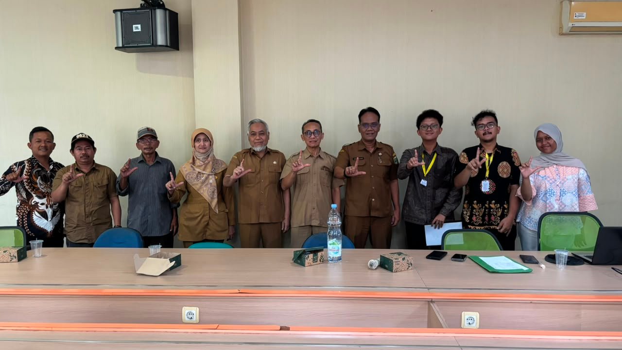 Tim KKN-PPM UGM menyampaikan rekomendasi penyelesaian konflik agraria Kampung Pasir Peteuy kepada DLHK Banten melalui forum audiensi.