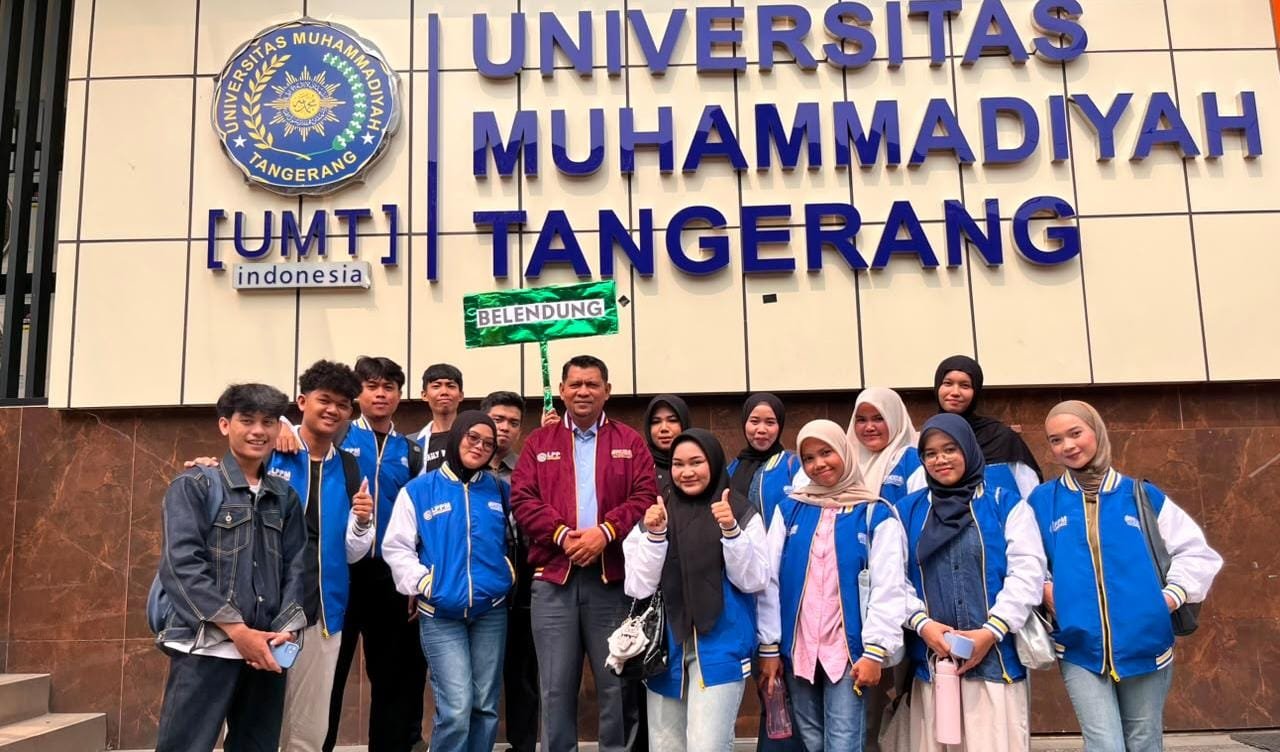Mahasiswa UMT melaksanakan KKN di Kelurahan Blendung dengan program integrasi teknologi dan edukasi kesadaran ekologis masyarakat.