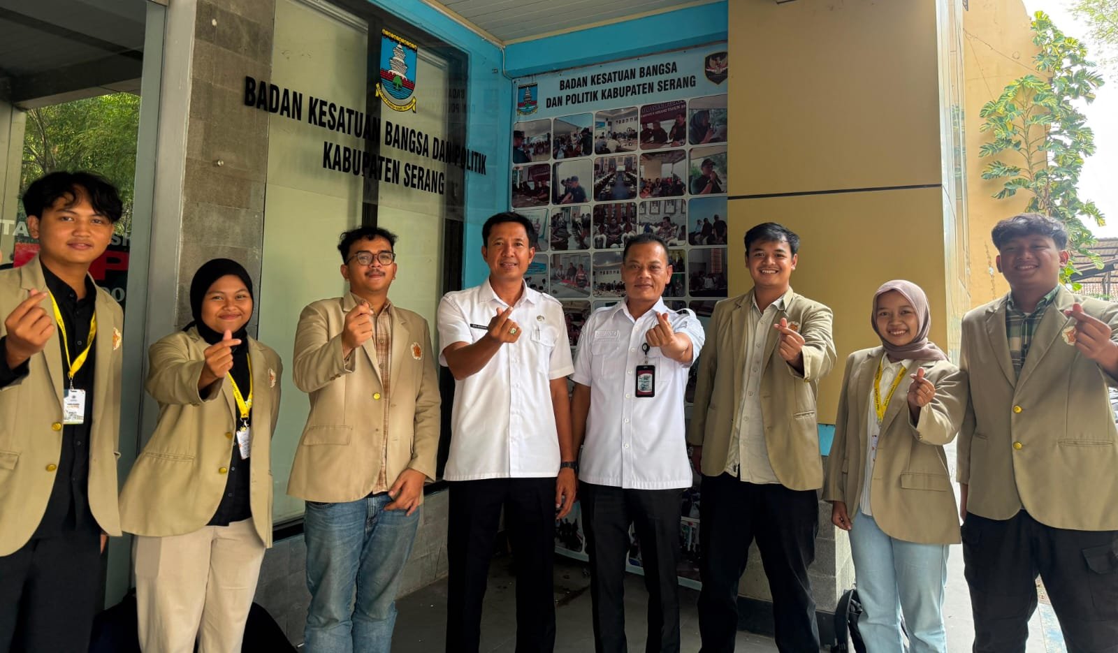 Mahasiswa KKN-PPM UGM Unit Mancak audiensi dengan Kesbangpol Kabupaten Serang untuk menyusun rekomendasi kebijakan berbasis hasil observasi.