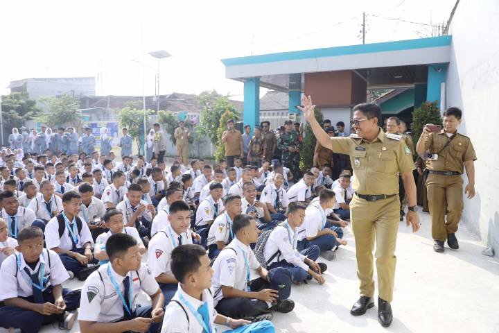 MPLS 2026 di Kota Tangerang berlangsung tertib. Wali Kota Sachrudin meninjau sekolah swasta gratis untuk memastikan program optimal.