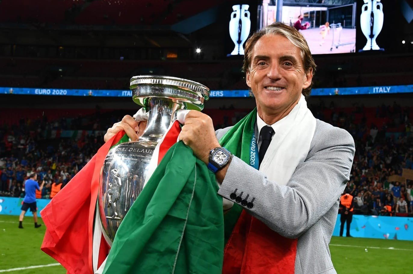 Roberto Mancini resmi kembali menjadi pelatih Timnas Italia. FIGC berharap sang pelatih membawa Gli Azzurri kembali berjaya di pentas dunia.
