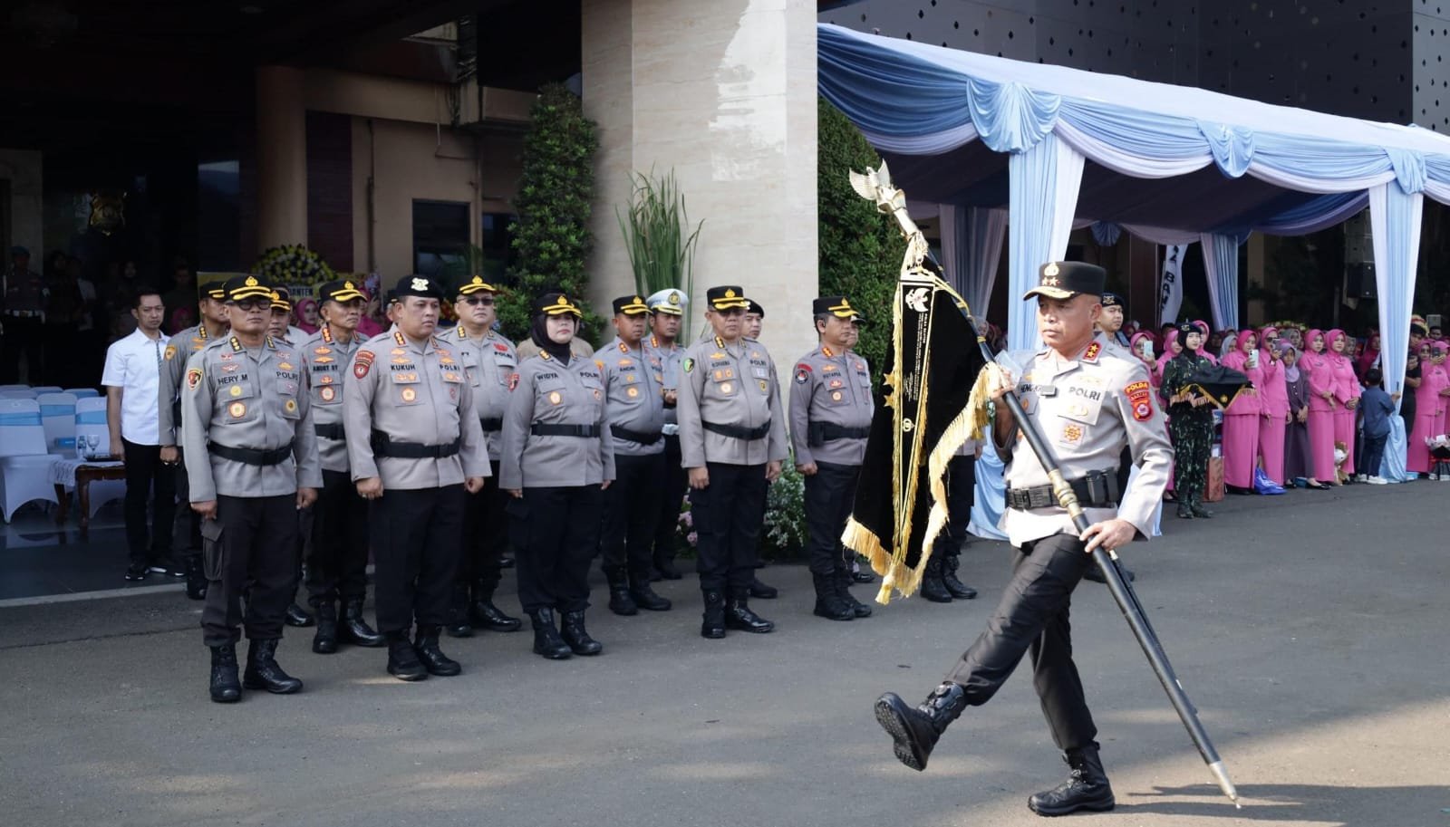 Polda Banten menerima Tanda Kehormatan Samkarya Nugraha Sakanti dari Presiden Prabowo atas dedikasi dan kinerja melayani masyarakat.