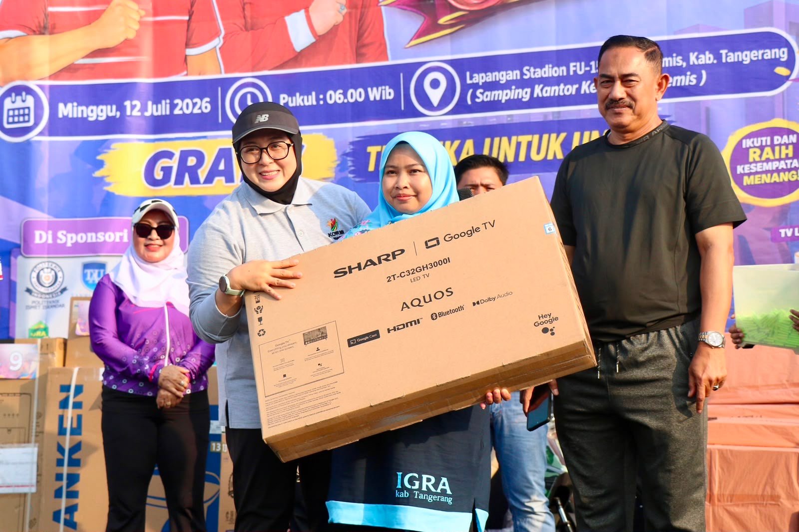Wabup Tangerang Intan Nurul Hikmah memimpin senam massal KORMI di Pasar Kemis yang berlangsung meriah dengan ratusan doorprize.