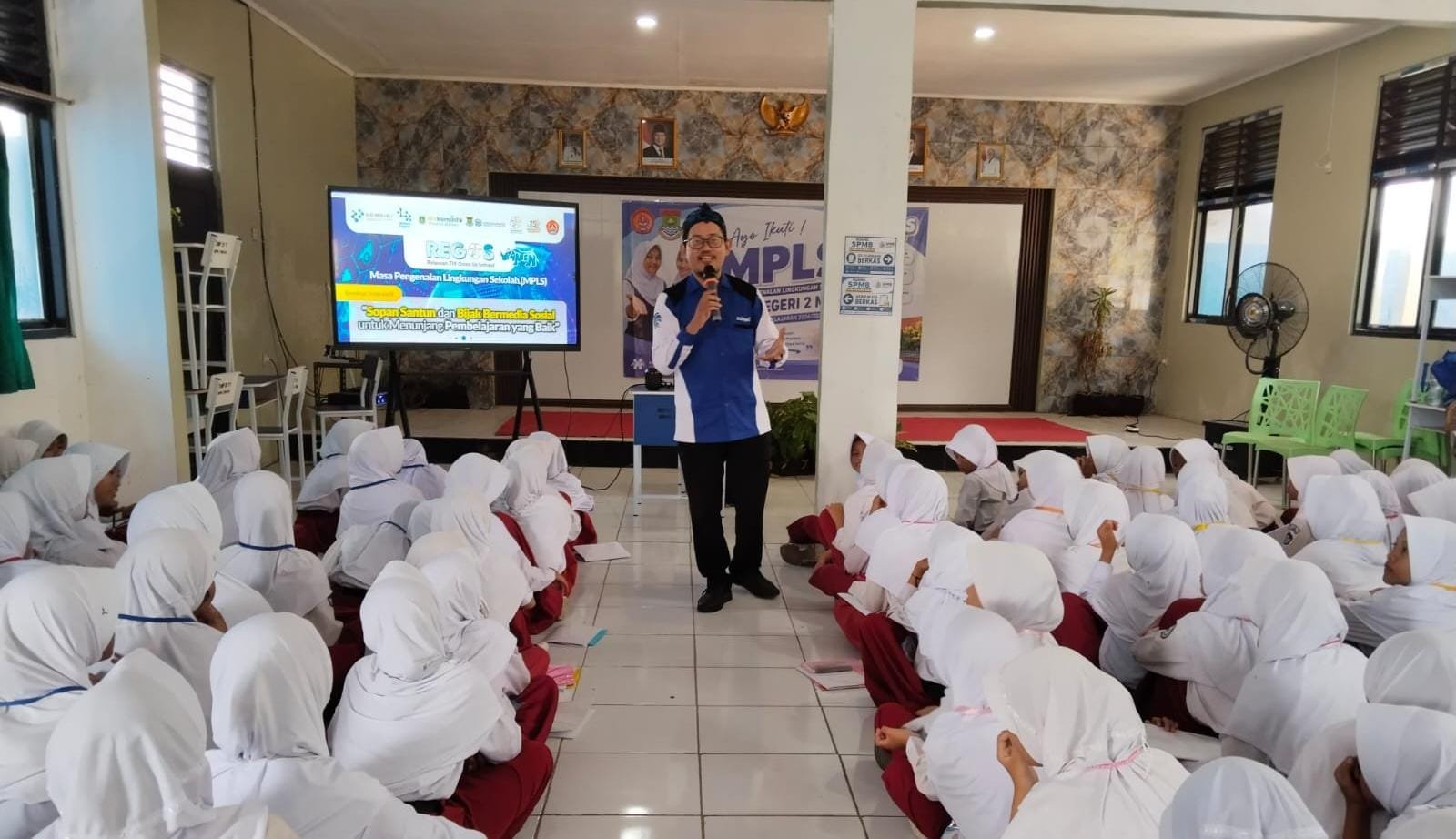 Relawan TIK Banten mengedukasi 360 siswa baru SMPN 2 Mauk tentang literasi digital, etika bermedia sosial, dan keamanan digital.