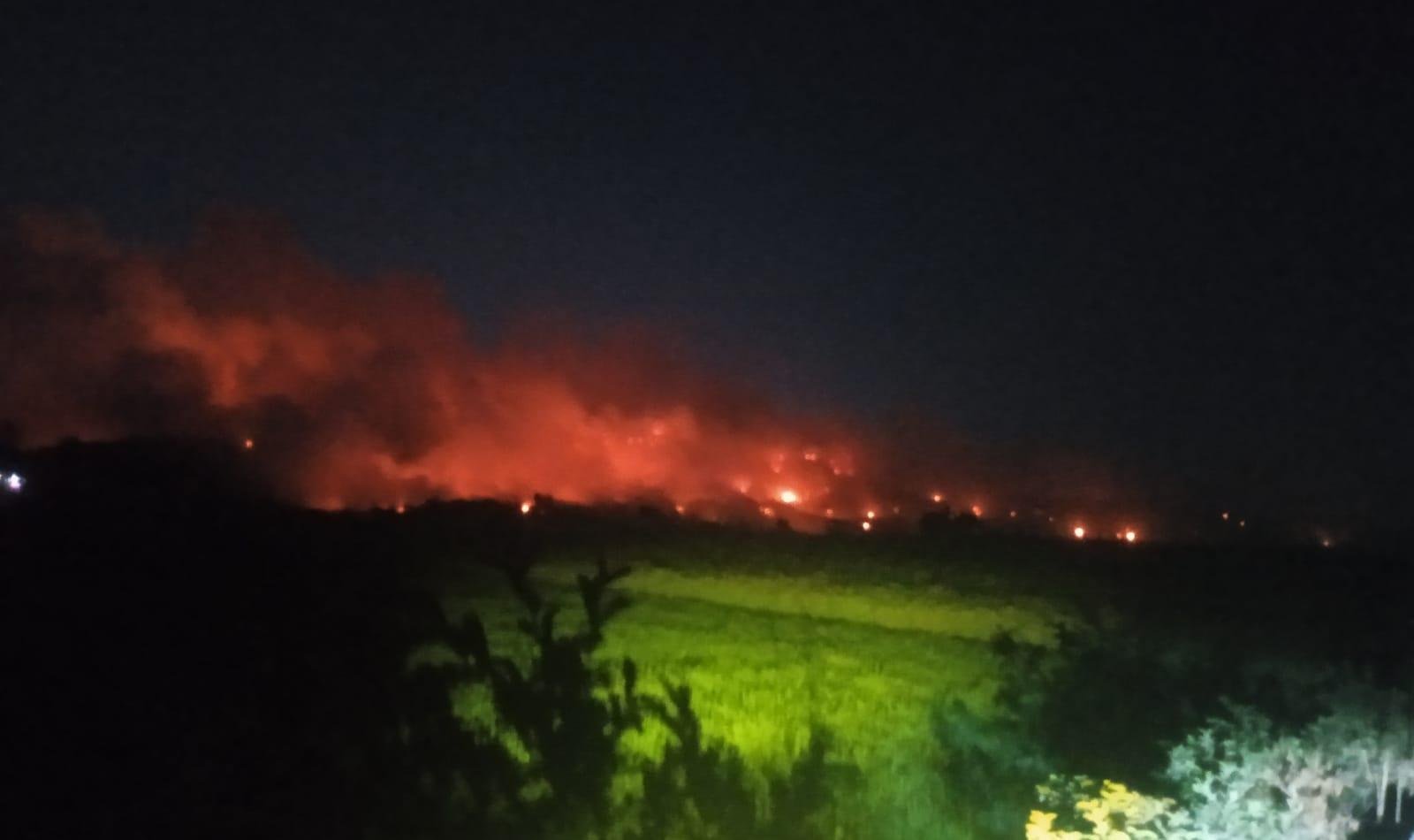Kebakaran TPA Jatiwaringin di Kabupaten Tangerang masih berlangsung hingga Rabu malam. Pemadaman terus dilakukan dengan dukungan helikopter.