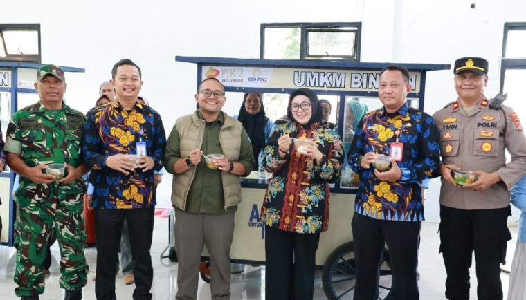 Wabup Tangerang Intan Nurul Hikmah mendorong perempuan kepala keluarga membangun usaha mandiri melalui bantuan gerobak usaha.