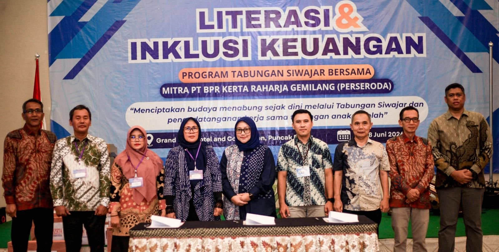 Bank Kerta Tangerang bersama OJK Banten dan TPAKD meningkatkan literasi keuangan siswa melalui edukasi dan Program Tabungan SiWajar.