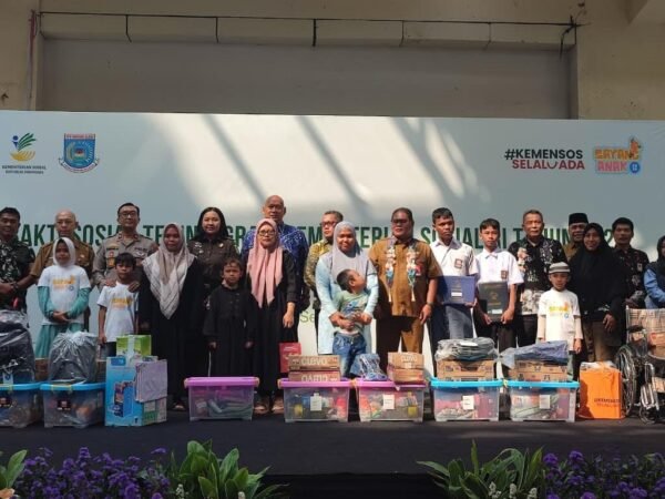 Kemensos Salurkan Bansos Rp1,27 Miliar di Tangsel, Dukung Pendidikan hingga Pemberdayaan Warga Rentan