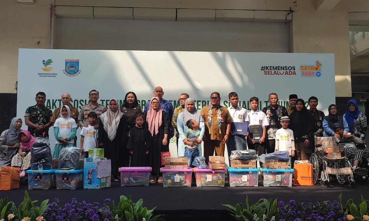 Kemensos salurkan bansos Rp1,27 miliar di Tangsel untuk membantu pendidikan, kesehatan, dan pemberdayaan warga rentan.