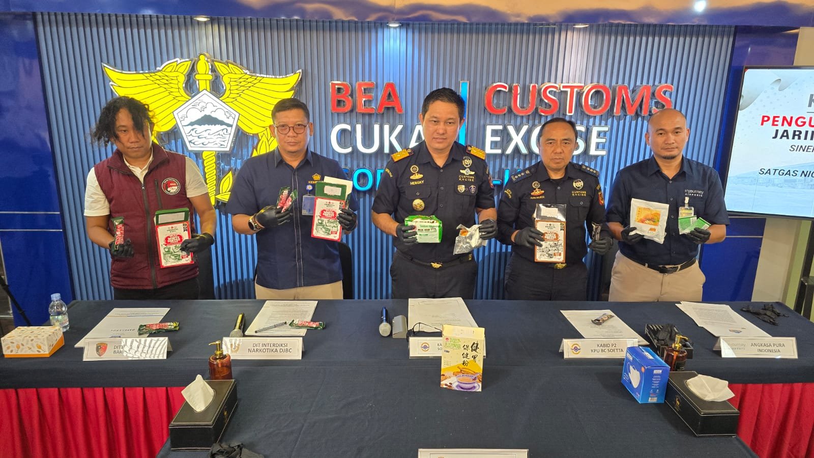 Bea Cukai Soekarno-Hatta dan Bareskrim Polri menggagalkan penyelundupan 3,3 kilogram narkotika dari Kuala Lumpur.