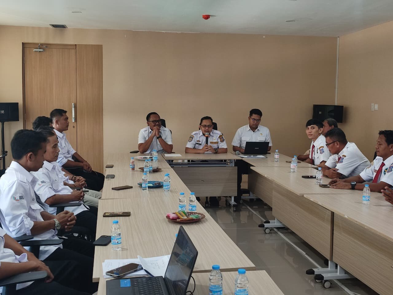 Dishub Tangsel mengevaluasi sopir dan kondektur bus sekolah menjelang tahun ajaran baru guna memastikan layanan aman, nyaman, dan prima.
