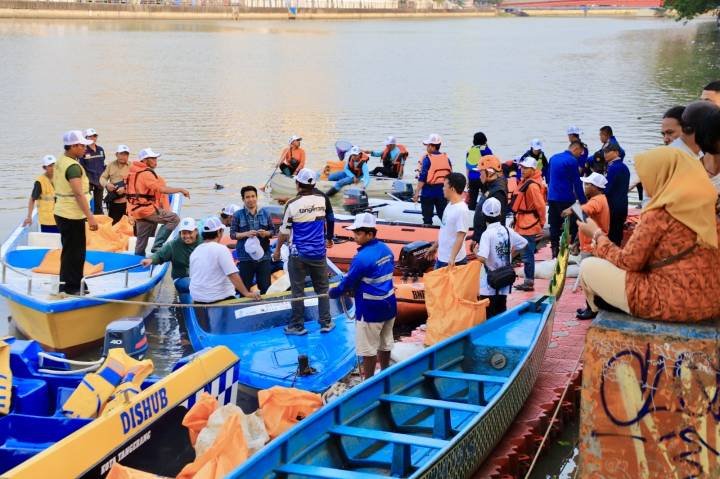 Banksasuci bersama 100 relawan membersihkan Sungai Cisadane sebagai bentuk kepedulian lingkungan jelang Festival Cisadane 2026.