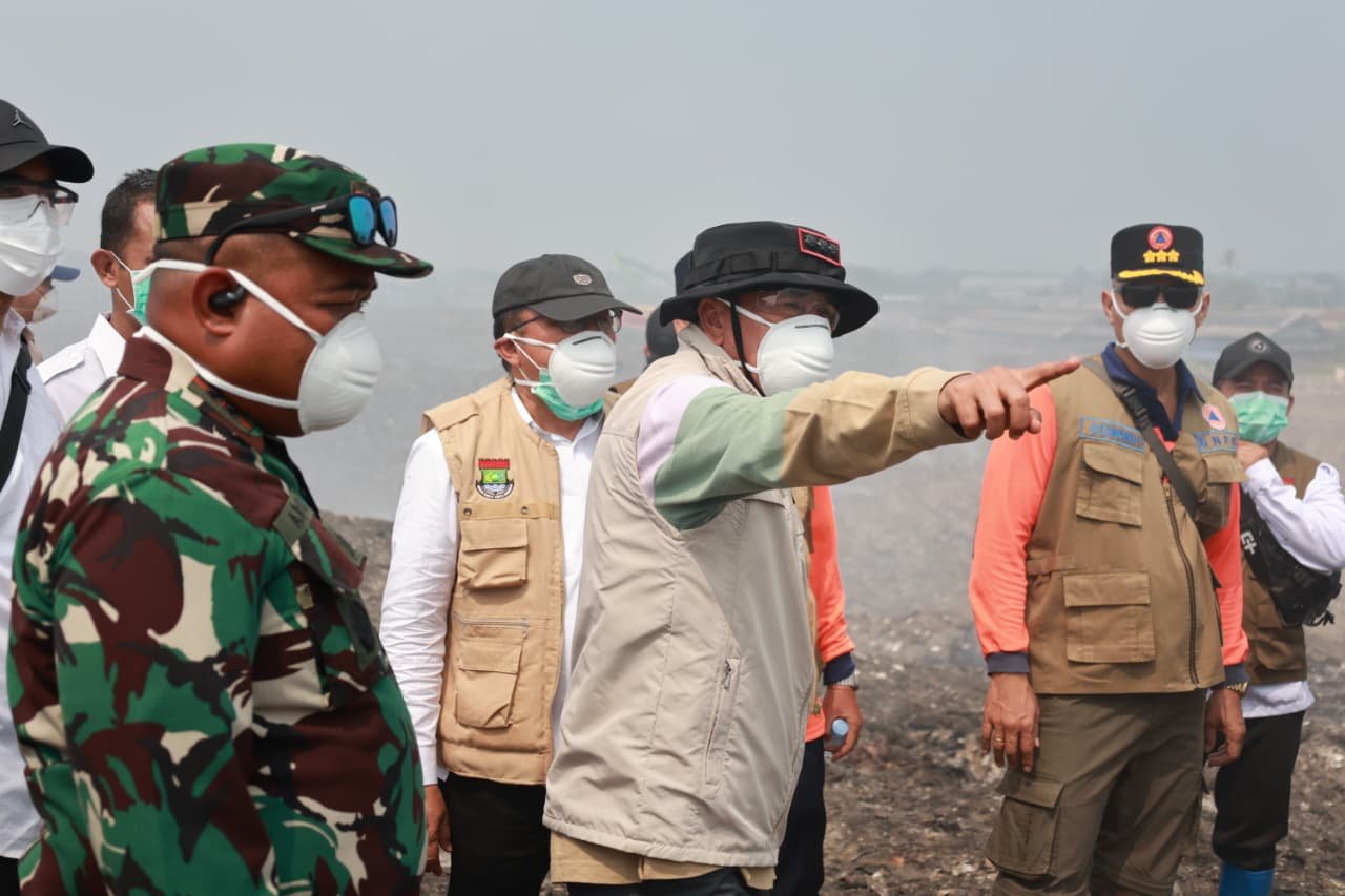 Memasuki hari ke-9 kebakaran TPA Jatiwaringin, Bupati Tangerang meminta sinergi tim gabungan terus diperkuat agar pemadaman segera tuntas.