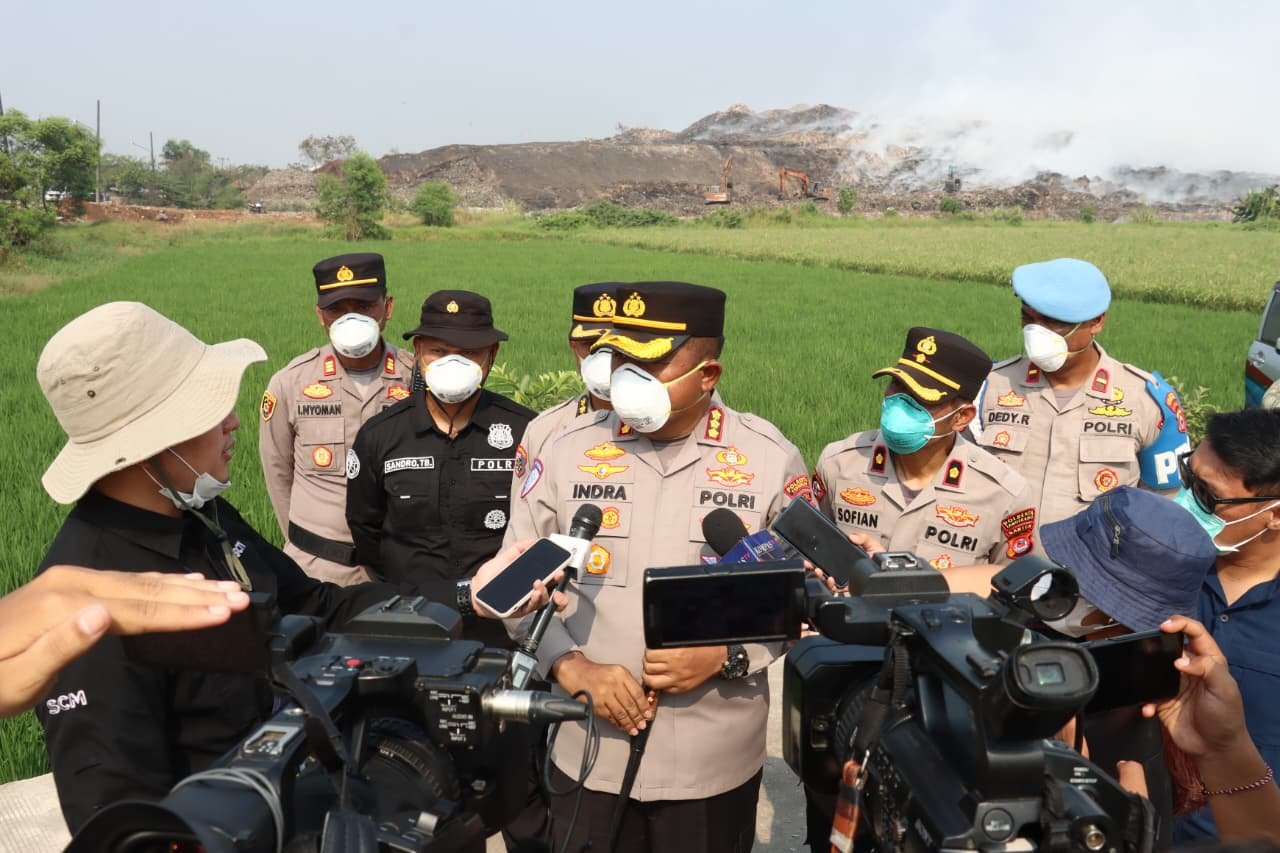 Kebakaran TPA Jatiwaringin masih berlangsung. Polresta Tangerang memprioritaskan keselamatan warga dan mendukung kelancaran pemadaman.