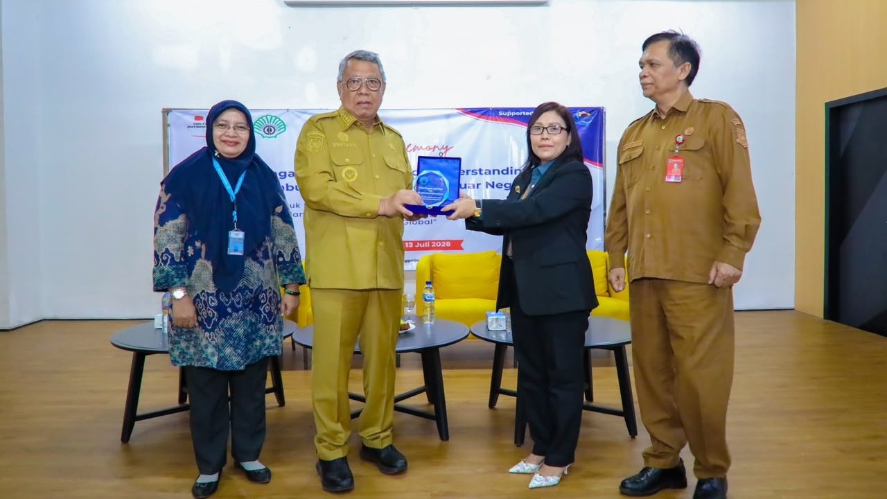 Pemkot Tangsel menggandeng UIS dan PT Dwi Tunggal Jaya Abadi menyiapkan SDM kompeten melalui program pelatihan kerja luar negeri.