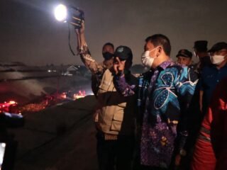 Bupati Tangerang Pastikan Penanganan Kebakaran TPA Jatiwaringin Dilakukan Maksimal hingga Api Padam