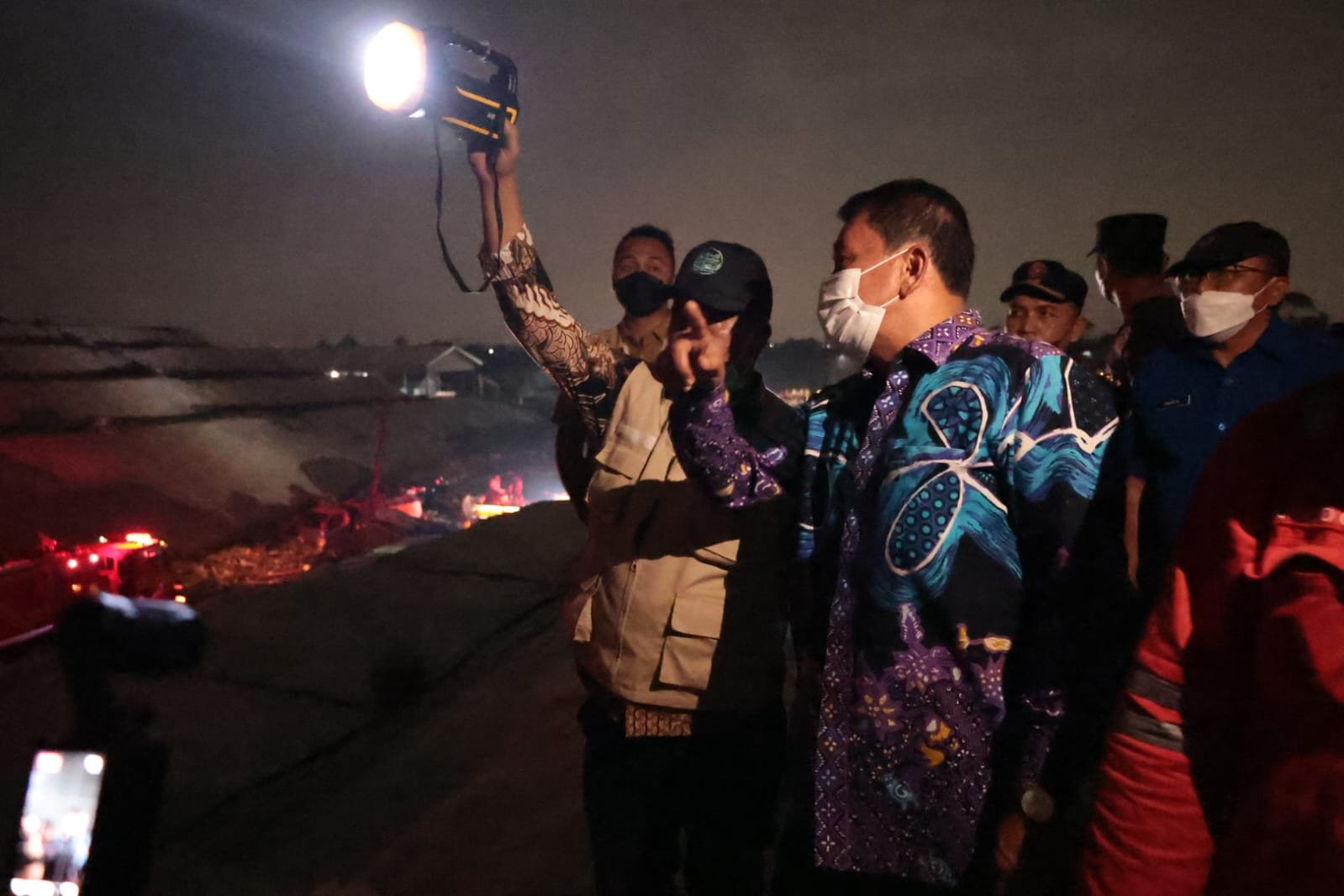 Bupati Tangerang memastikan penanganan kebakaran TPA Jatiwaringin dilakukan maksimal dengan mengerahkan seluruh sumber daya hingga api padam.