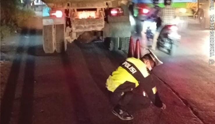 Kecelakaan motor dan dump truck tronton terjadi di Balaraja, Tangerang. Satu perempuan tewas dan satu pria luka berat.