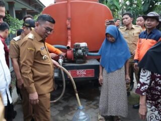 Kemarau Panjang, Pemkab Tangerang dan Pemprov Banten Distribusikan Air Bersih di Tigaraksa