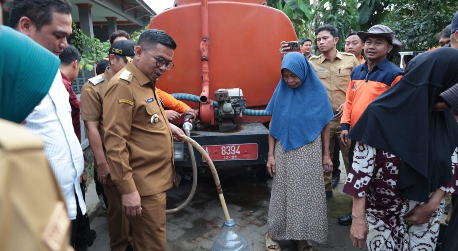 Pemkab Tangerang bersama Pemprov Banten menyalurkan bantuan air bersih untuk warga Tigaraksa yang terdampak kemarau panjang.
