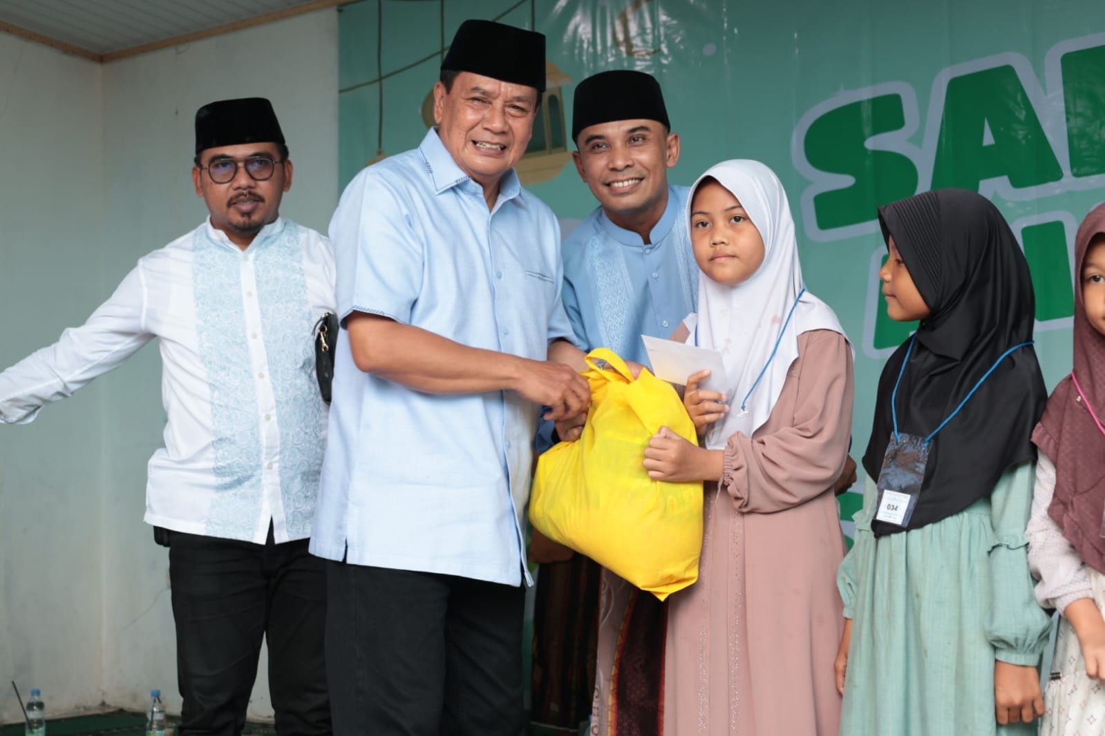 Bupati Tangerang Moch. Maesyal Rasyid menghadiri santunan anak yatim dan khitanan massal di Sindang Jaya, Kabupaten Tangerang.