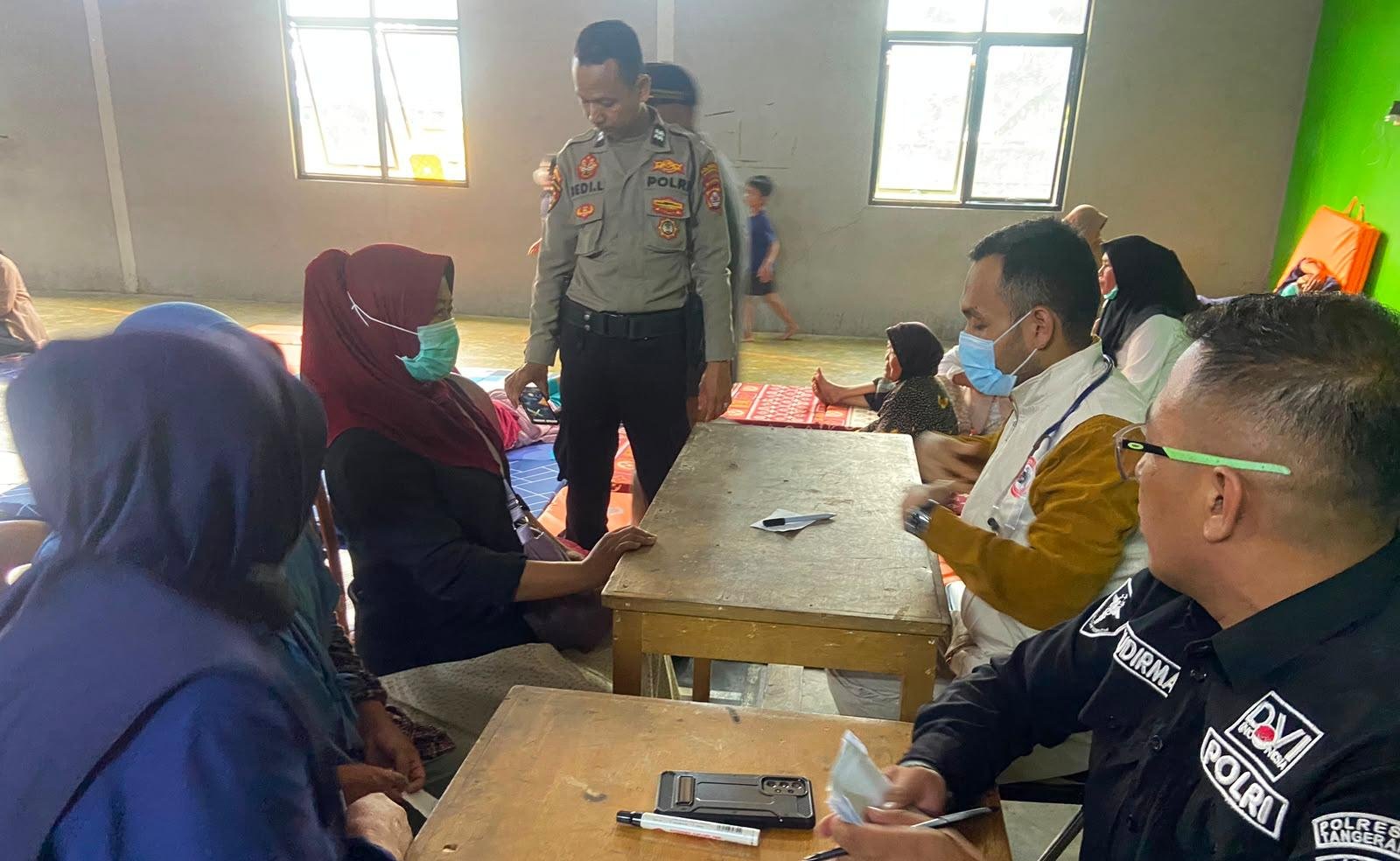 Polresta Tangerang membuka layanan kesehatan gratis bagi warga terdampak asap kebakaran TPA Jatiwaringin di lokasi pengungsian Rajeg.